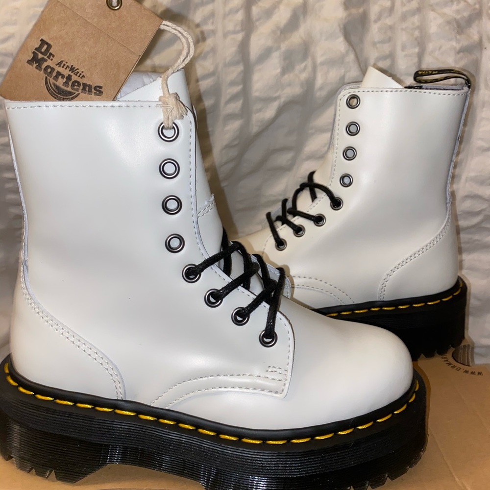 DR. MARTENS JADON LEATHER PLATFORM BOOTS (NWT)